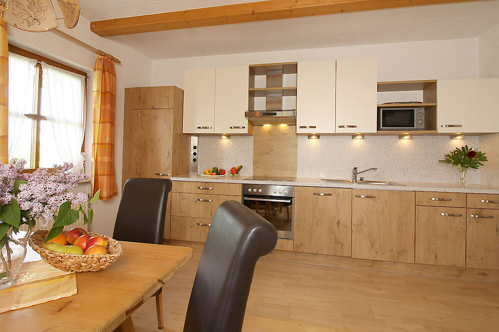 Küche mit Essbereich in der Fewo Sonniger Balkon